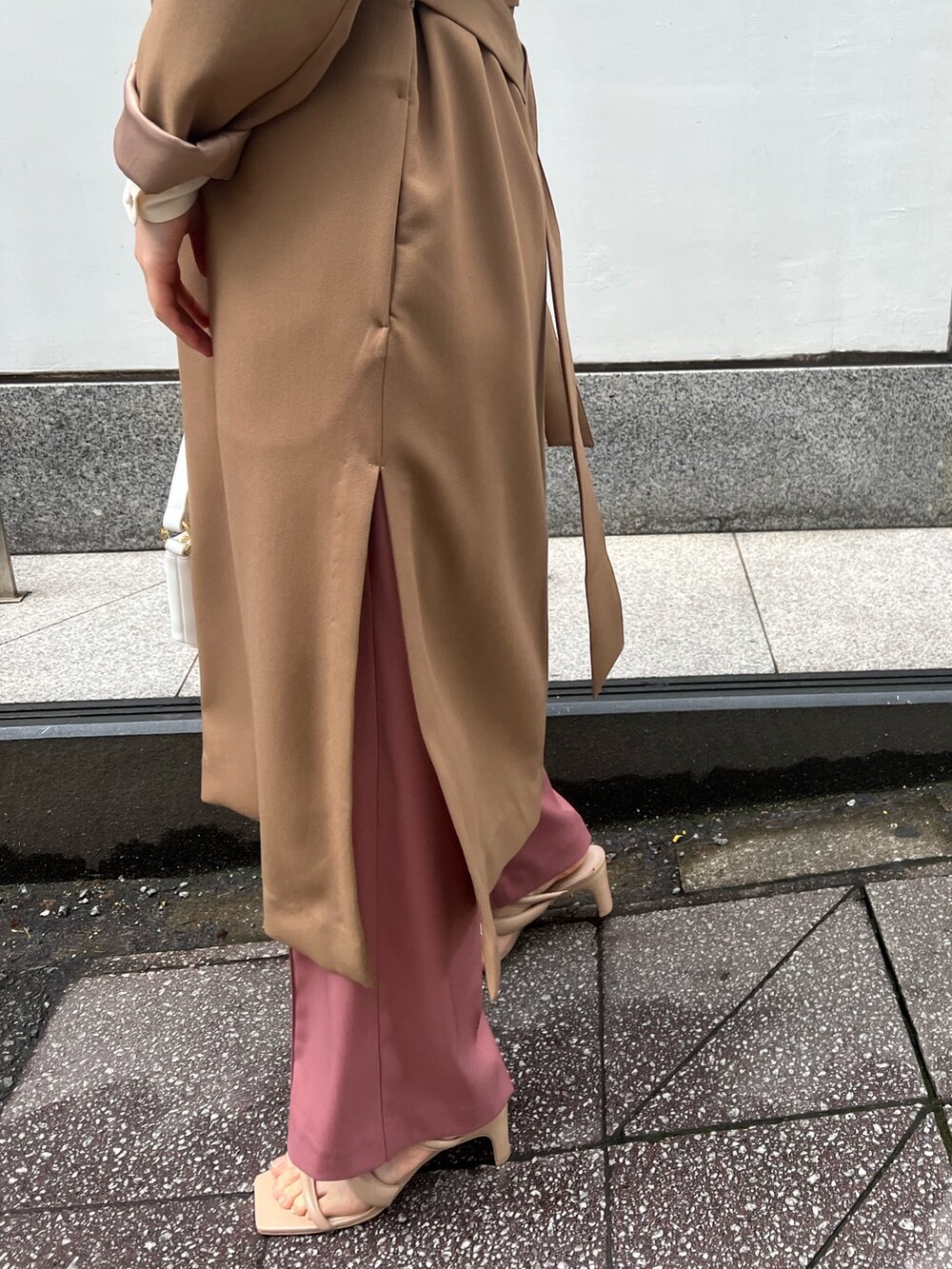 ベージュ系のサンダル、ピンク系のその他パンツ、ブラウン系のその他アウターを着用したレディースの春コーディネートの6枚目の写真