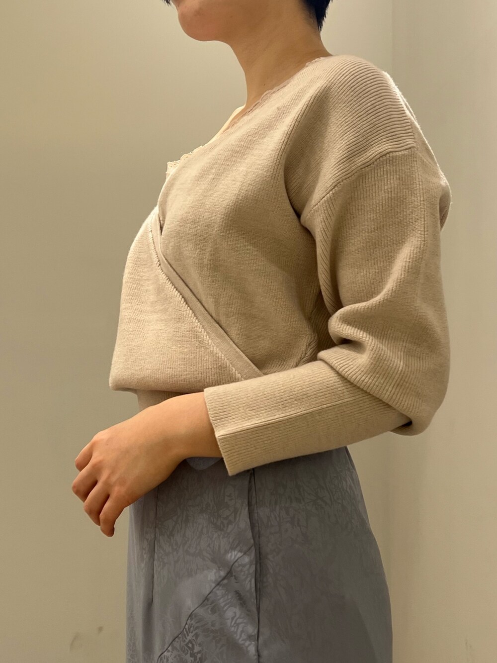 レッド系のブーツ、ブルー系のスカート、グレー系のニット/セーターを着用したレディースの冬コーディネートの5枚目の写真