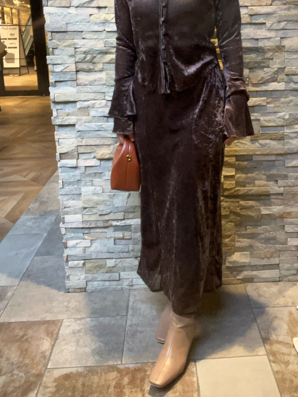 ベージュ系のブーツ、ブラウン系のTシャツ/カットソー、ブラウン系のスカートを着用したレディースの秋コーディネートの5枚目の写真