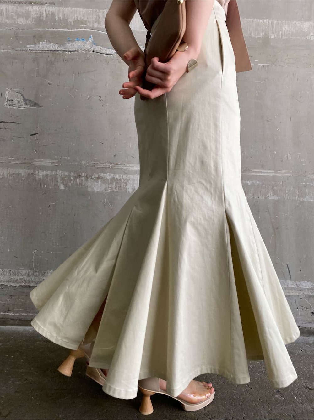 その他のパンプス、ベージュ系のショルダーバッグ、ベージュ系のシャツ/ブラウスを着用したレディースの夏コーディネートの4枚目の写真