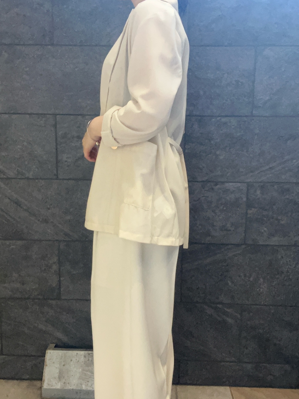 ホワイト系のテーラードジャケット、ホワイト系のその他パンツ、ブラウン系のTシャツ/カットソーを着用したレディースの夏コーディネートの5枚目の写真