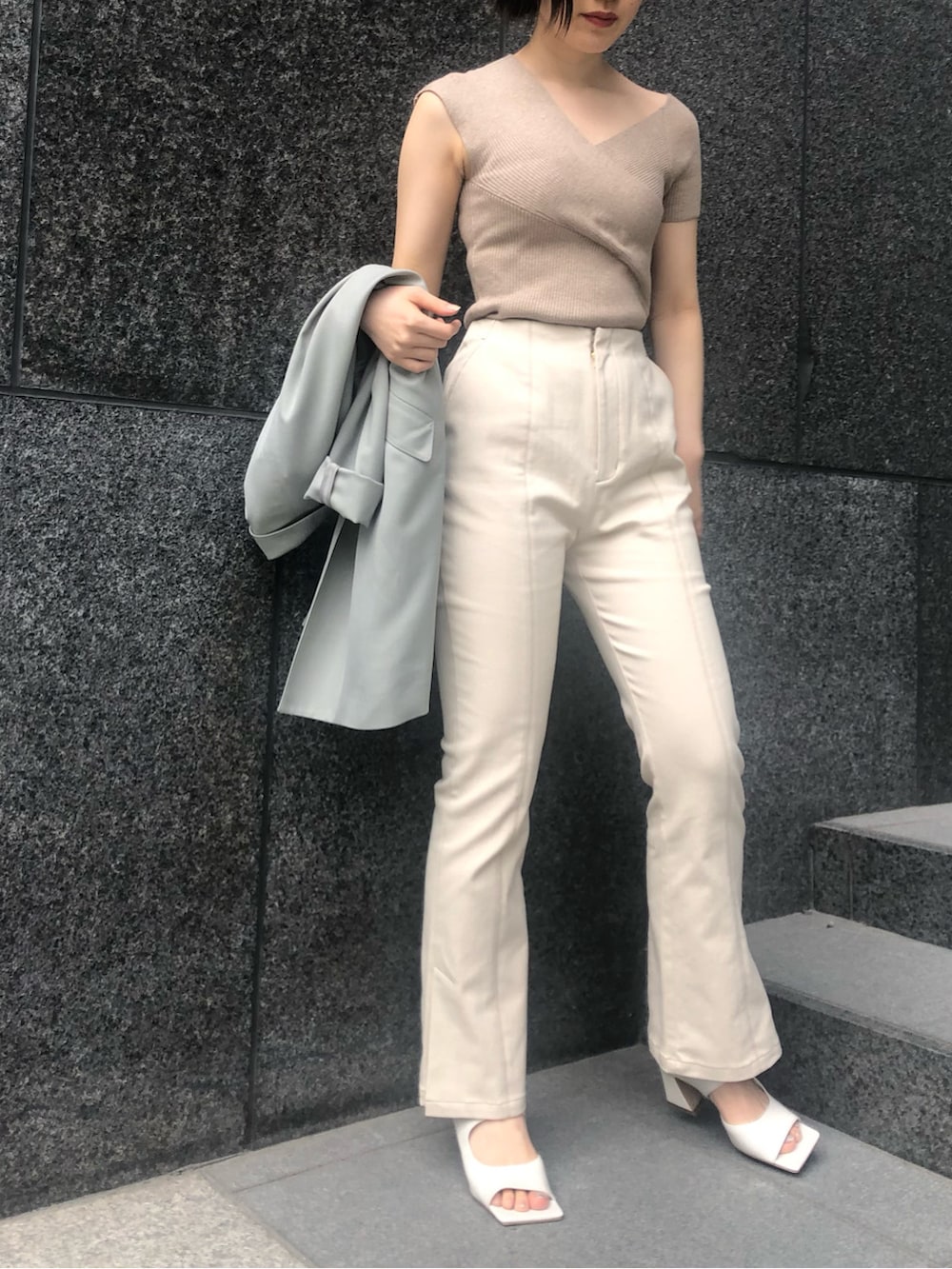 ホワイト系のその他パンツ、ホワイト系のサンダル、ベージュ系のハンドバッグを着用したレディースの春コーディネートの5枚目の写真