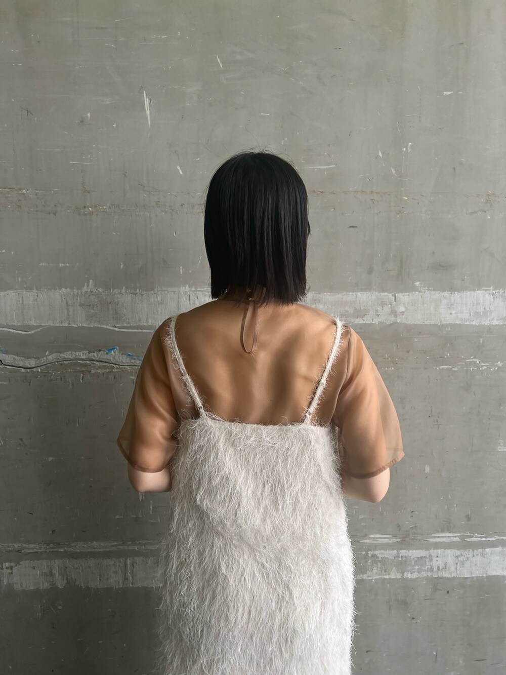 ベージュ系のパンプス、ベージュ系のハンドバッグ、ベージュ系のドレスを着用したレディースの春コーディネートの5枚目の写真