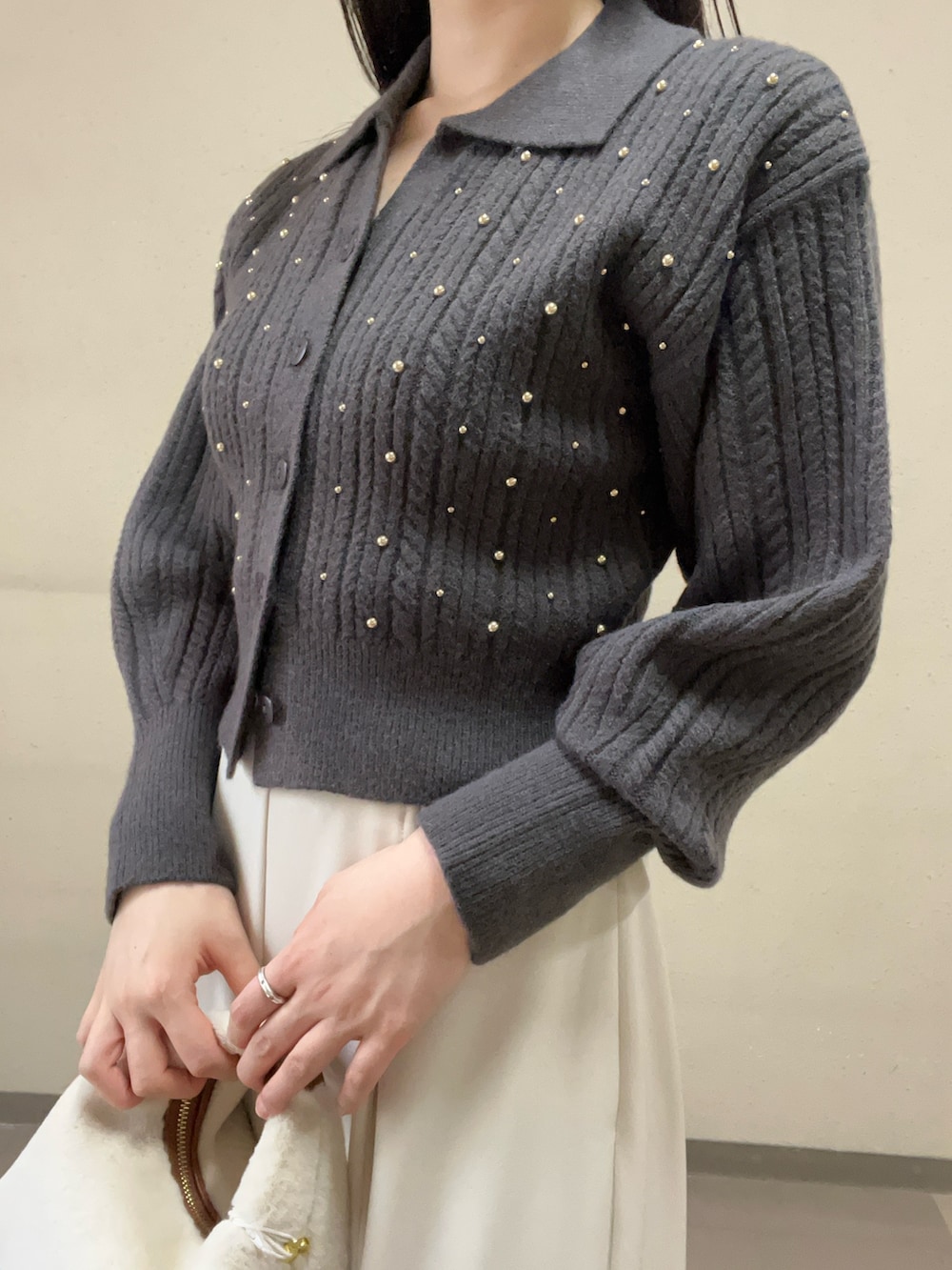 ブラック系のブーツ、グレー系のニット/セーター、ホワイト系のその他パンツを着用したレディースの秋コーディネートの4枚目の写真