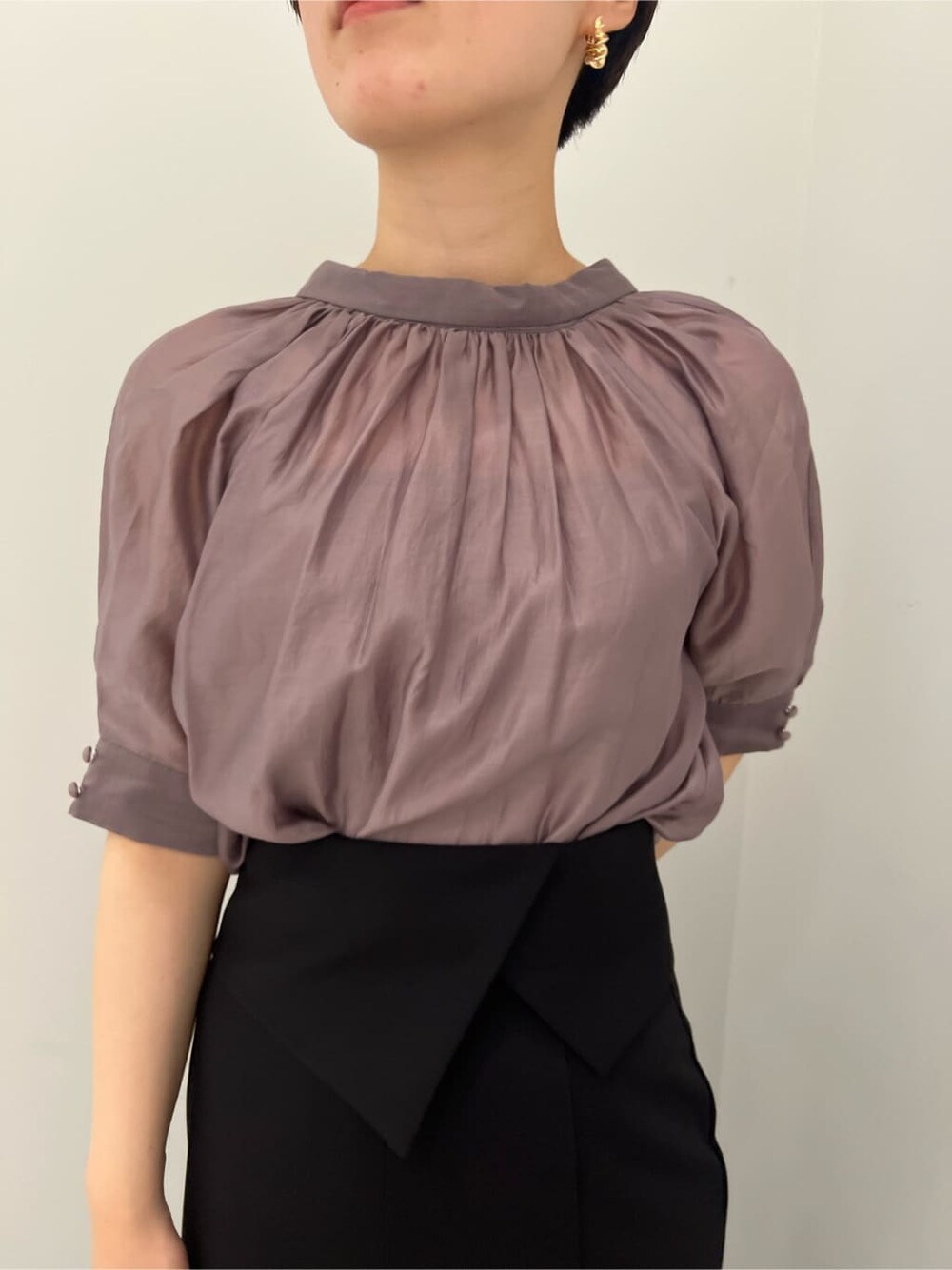 グリーン系のサンダル、パープル系のシャツ/ブラウス、ブラック系のスカートを着用したレディースの夏コーディネートの4枚目の写真