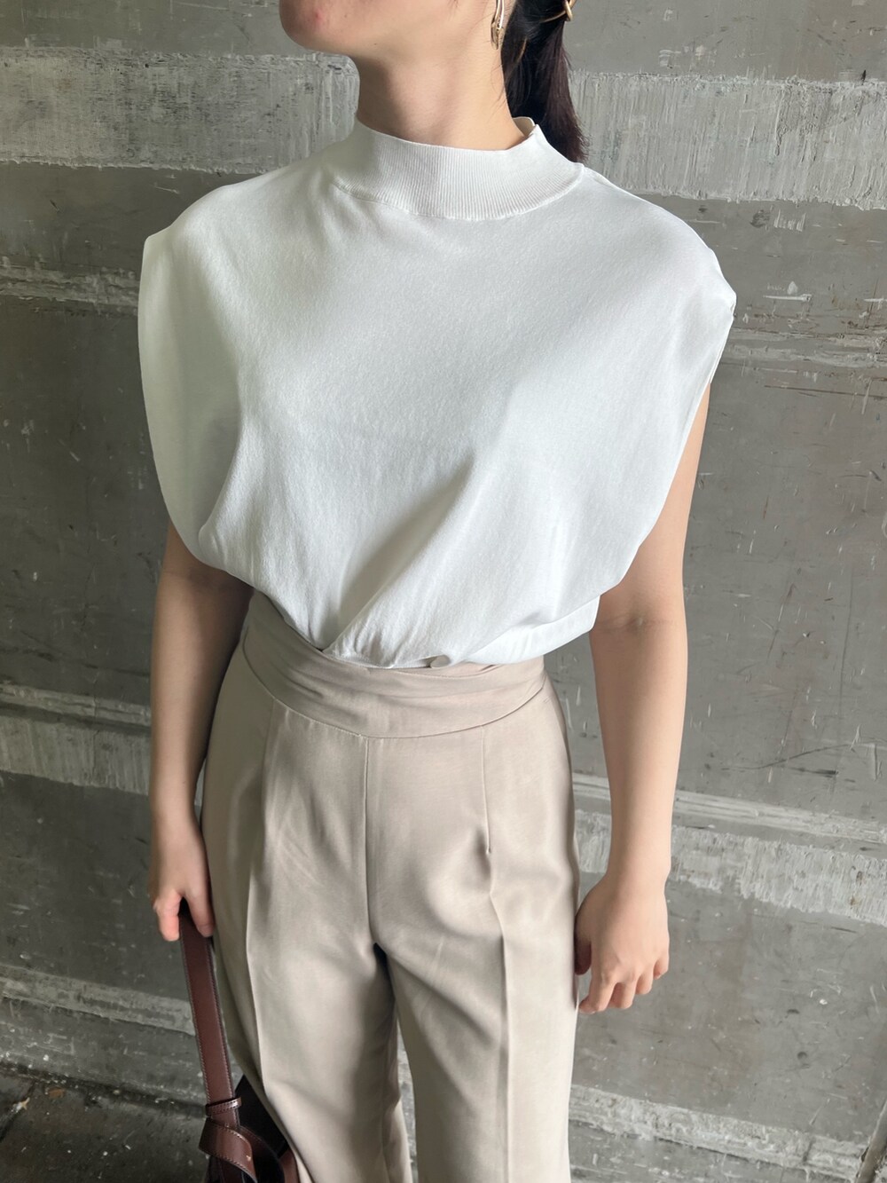 ブラウン系のサンダル、ベージュ系のハンドバッグ、ホワイト系のニット/セーターを着用したレディースの夏コーディネートの7枚目の写真