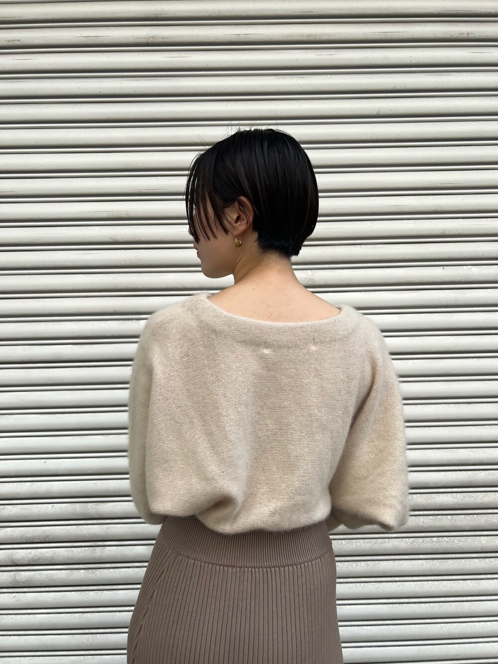 ピンク系のノーカラーコート、ホワイト系のワンピース、ベージュ系のブーツを着用したレディースの秋コーディネートの8枚目の写真