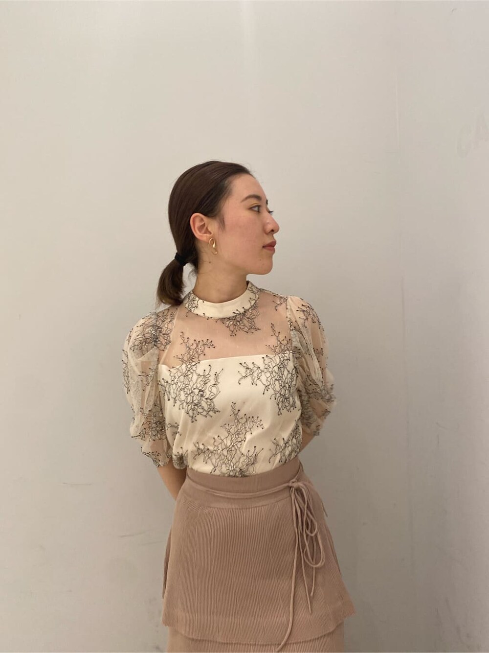 ベージュ系のその他シューズ、ホワイト系のシャツ/ブラウス、ベージュ系のスカートを着用したレディースの夏コーディネートの3枚目の写真