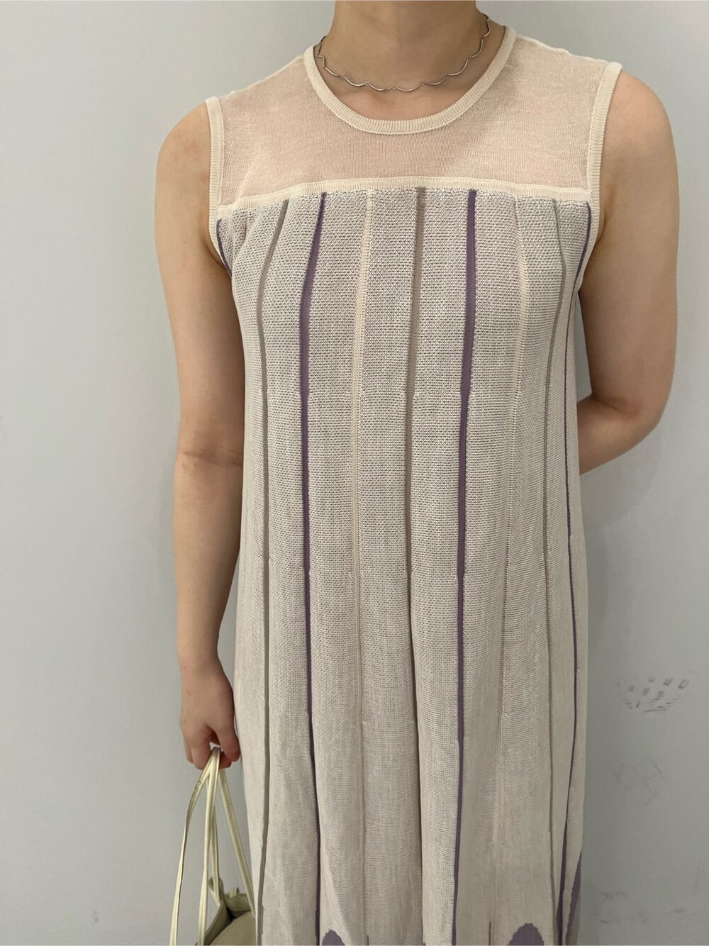 ホワイト系のノーカラージャケット、その他のパンプス、パープル系のワンピースを着用したレディースの夏コーディネートの7枚目の写真