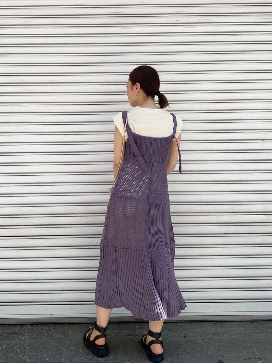 パープル系のワンピース、ベージュ系のハンドバッグ、ブラウン系のサンダルを着用したレディースの夏コーディネートの3枚目の写真