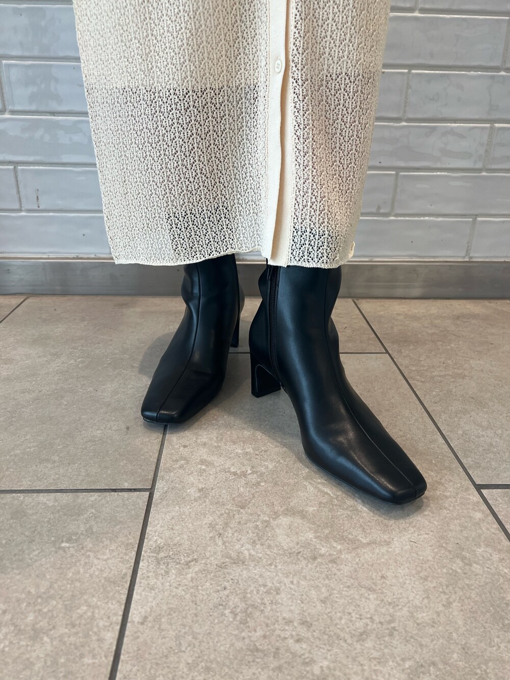 ホワイト系のワンピース、ブラック系のブーツ、ブラウン系のボディバッグ/ウエストポーチを着用したレディースの夏コーディネートの8枚目の写真