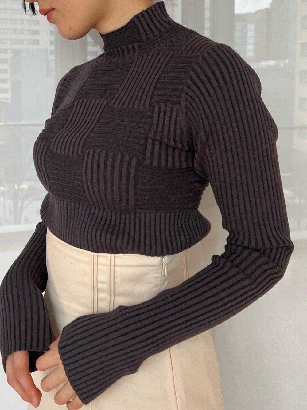 ホワイト系のスカート、グレー系のカーディガン/ボレロ、グレー系のニット/セーターを着用したレディースの冬コーディネートの7枚目の写真