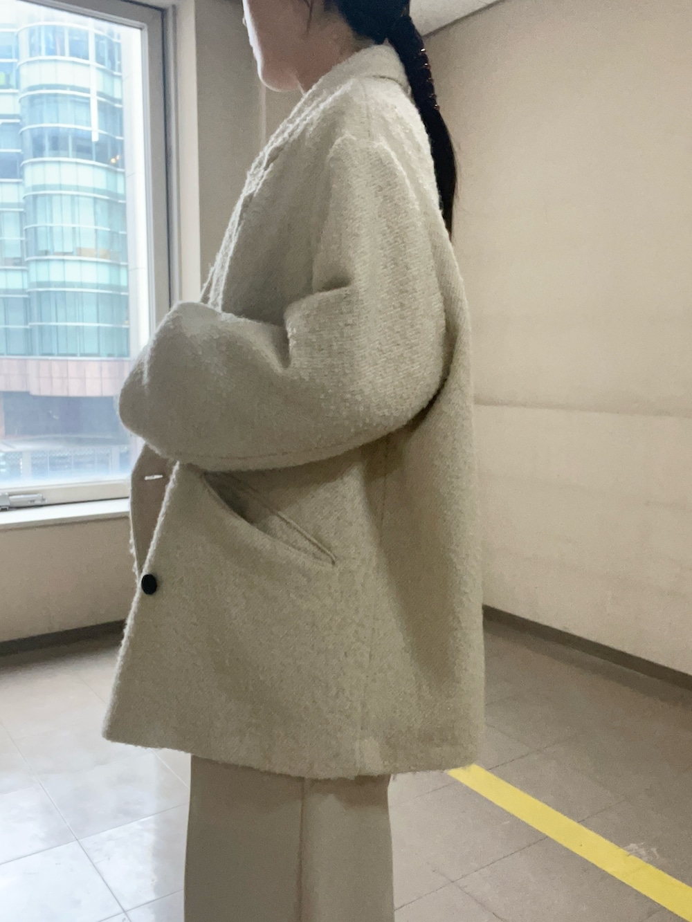 ホワイト系のその他パンツ、ピンク系のカーディガン/ボレロ、ホワイト系のテーラードジャケットを着用したレディースの冬コーディネートの5枚目の写真