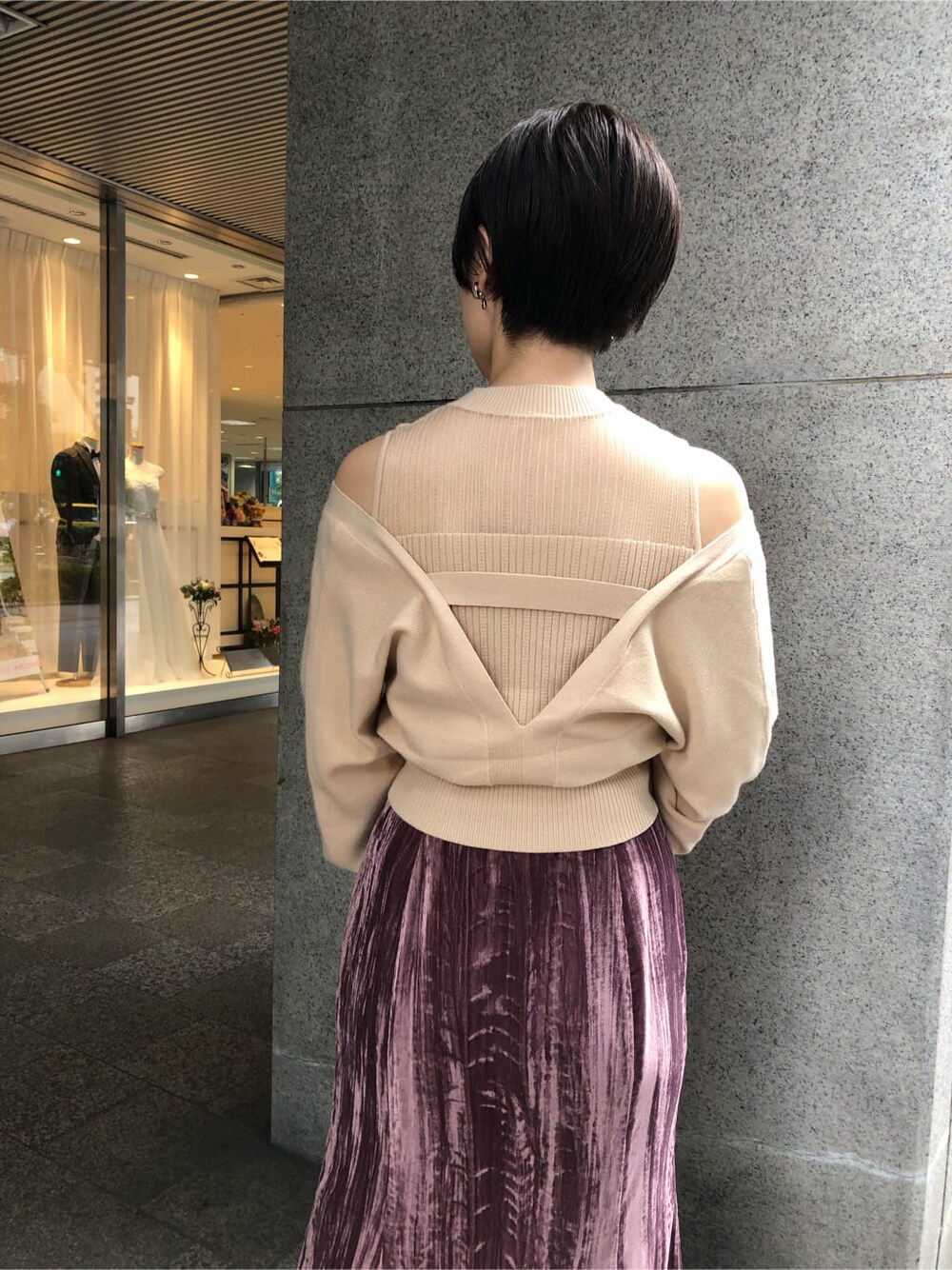 ピンク系のスカート、ベージュ系のその他シューズ、ホワイト系のニット/セーターを着用したレディースの秋コーディネートの6枚目の写真