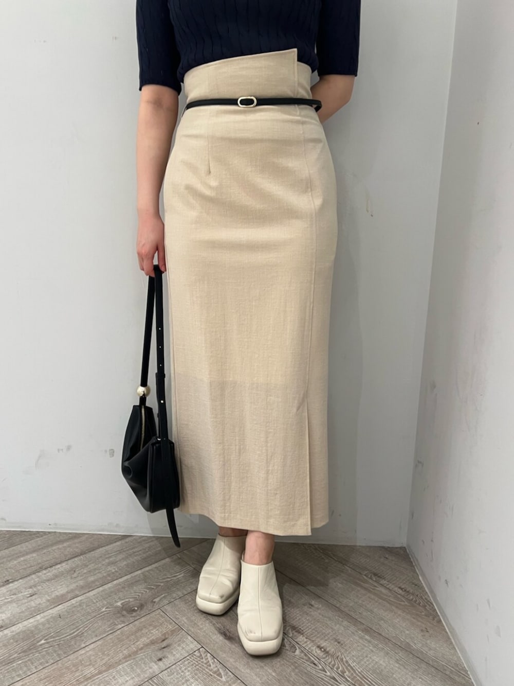 ブルー系のニット/セーター、ホワイト系のサンダル、ベージュ系のテーラードジャケットを着用したレディースの春コーディネートの7枚目の写真