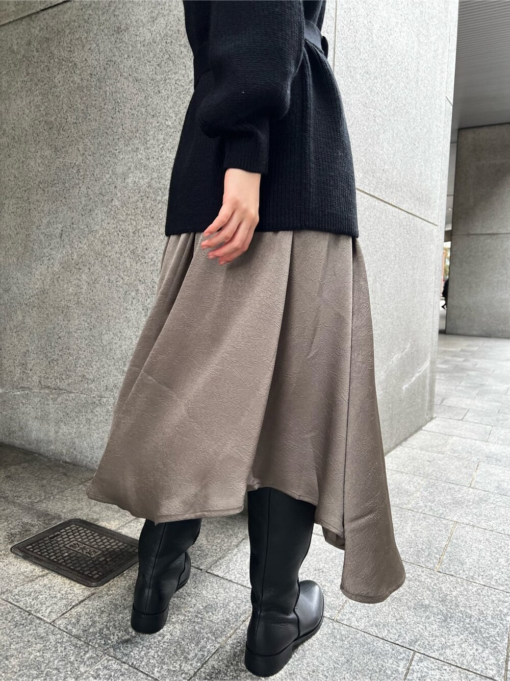 ブラック系のワンピース、ブラック系のその他シューズを着用したレディースの冬コーディネートの4枚目の写真