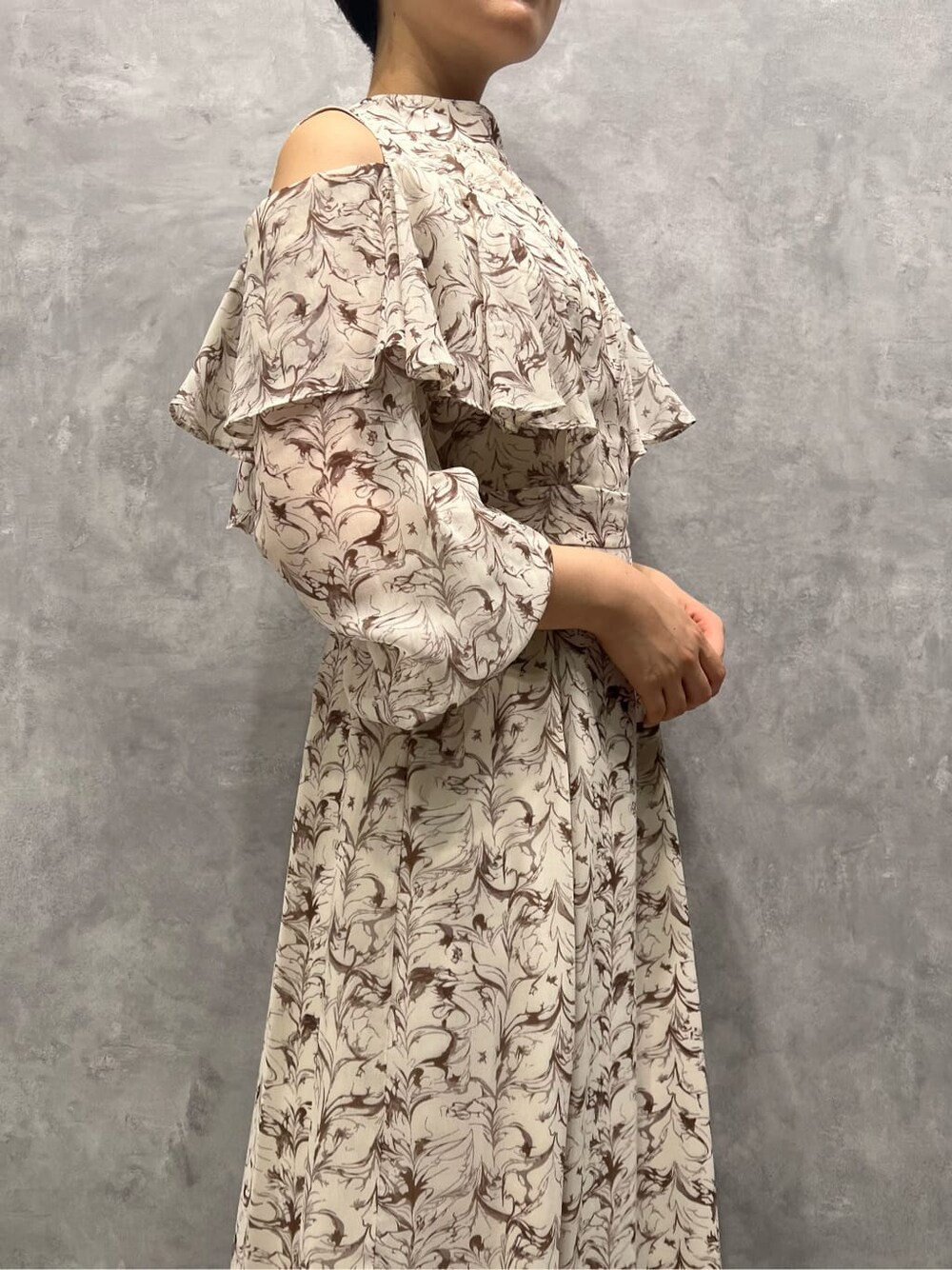 ホワイト系のワンピース、レッド系のブーツ、ホワイト系のワンピースを着用したレディースの秋コーディネートの4枚目の写真