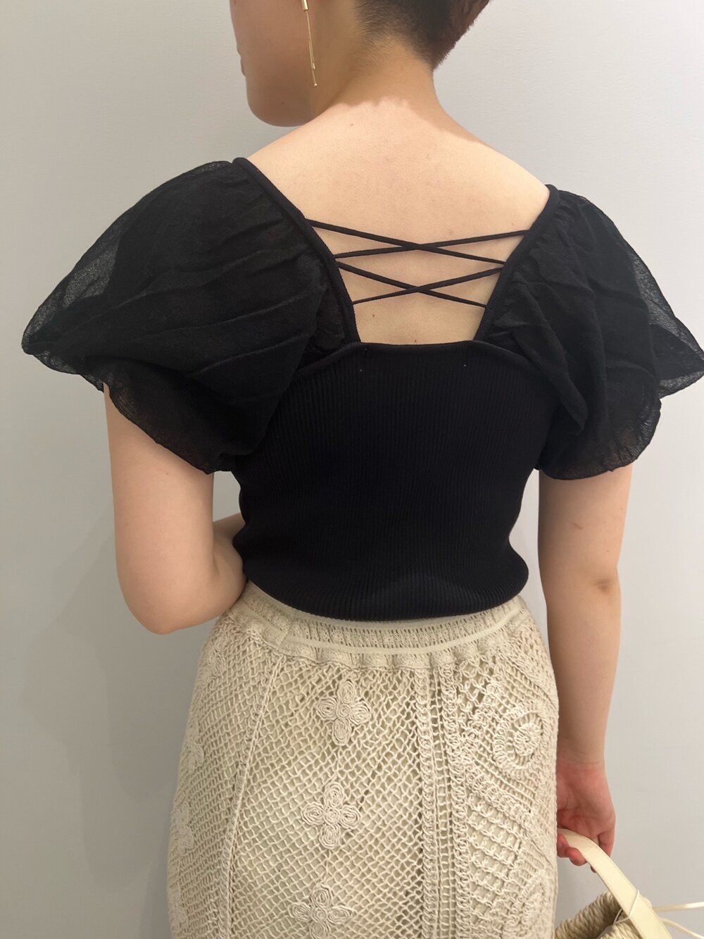 ベージュ系のサンダル、ホワイト系のスカート、ホワイト系のハンドバッグを着用したレディースの夏コーディネートの6枚目の写真