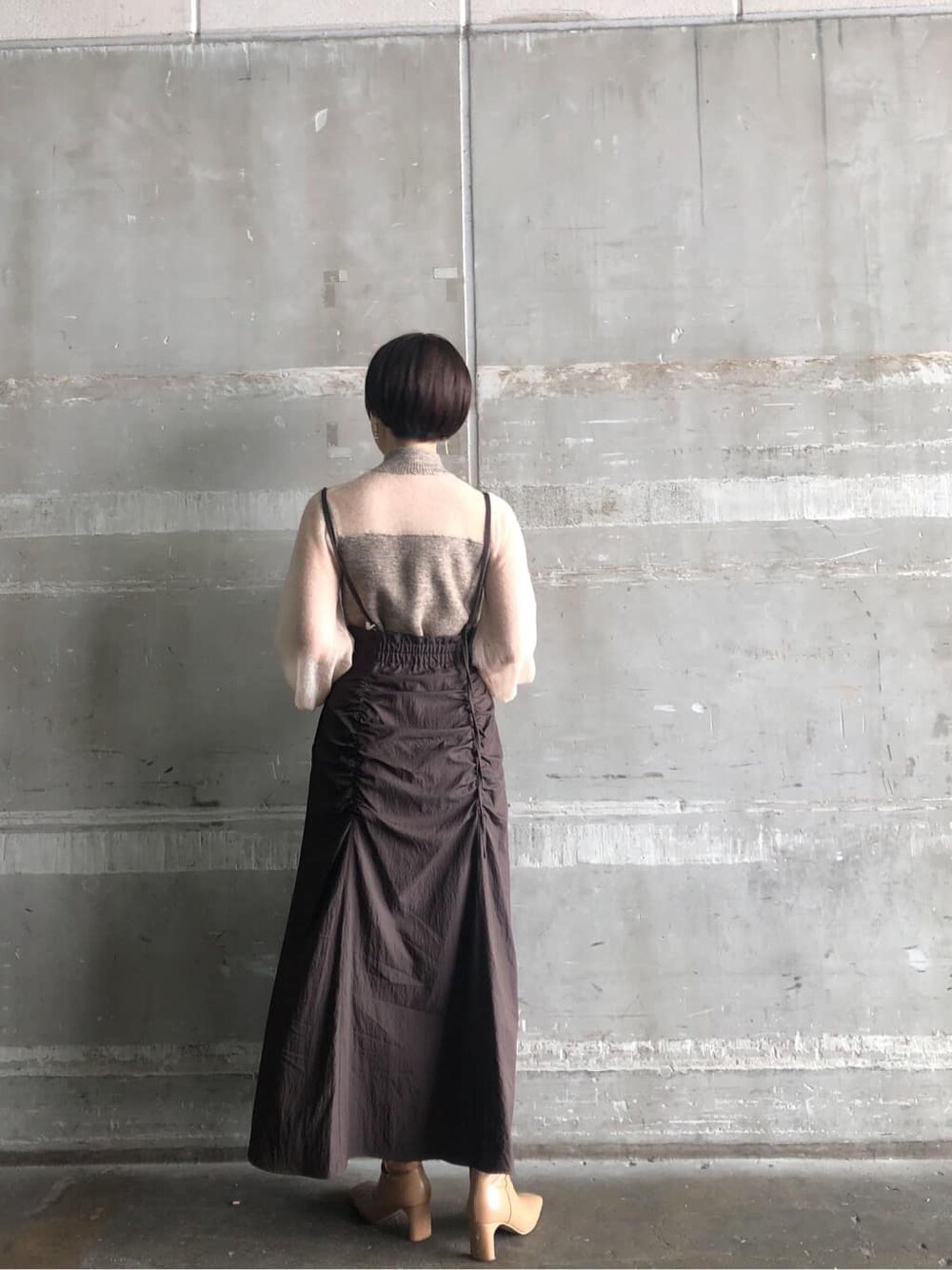 ベージュ系のその他シューズ、ブラウン系のショルダーバッグ、ブラウン系のスカートを着用したレディースの秋コーディネートの2枚目の写真