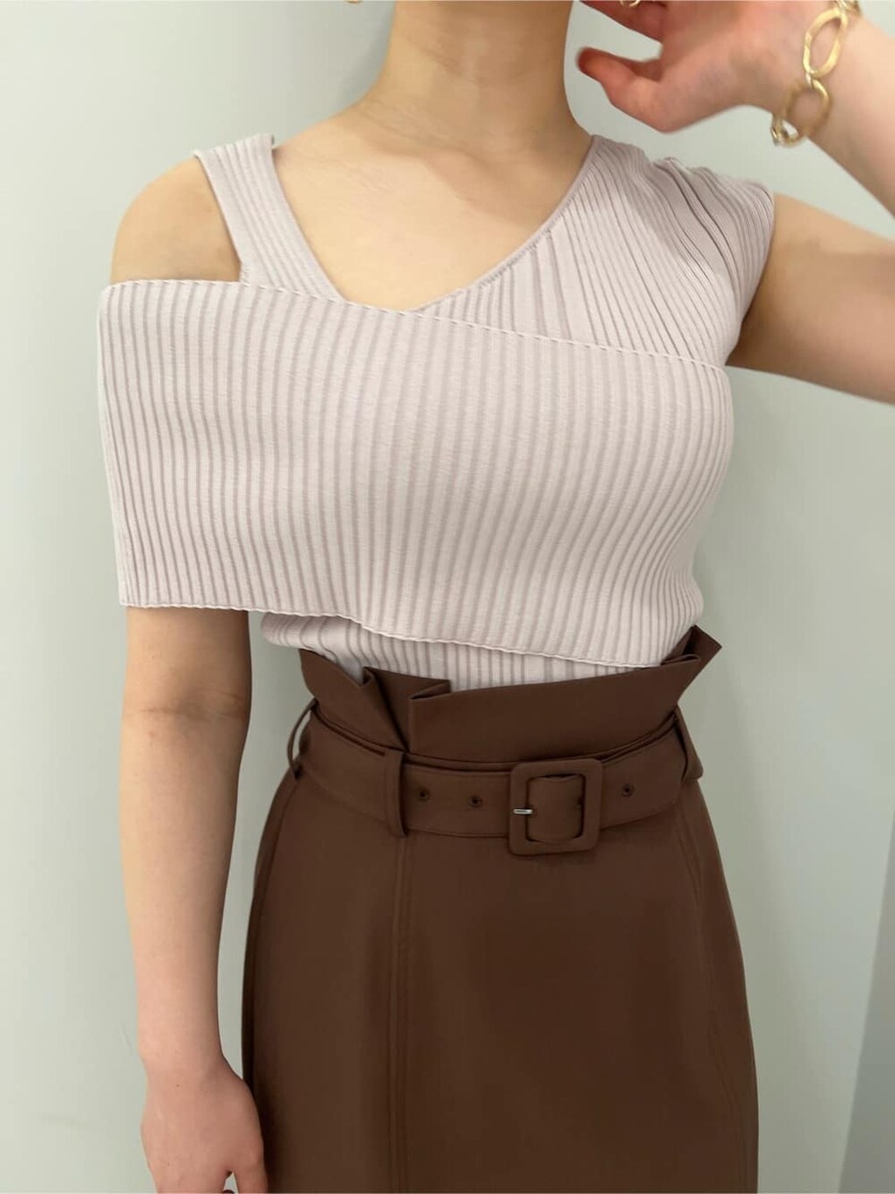 グリーン系のサンダル、ホワイト系のショルダーバッグ、ブラウン系のスカートを着用したレディースの春コーディネートの6枚目の写真