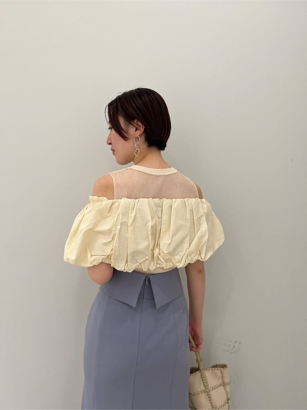 その他のパンプス、ホワイト系のショルダーバッグ、ホワイト系のニット/セーターを着用したレディースの夏コーディネートの8枚目の写真