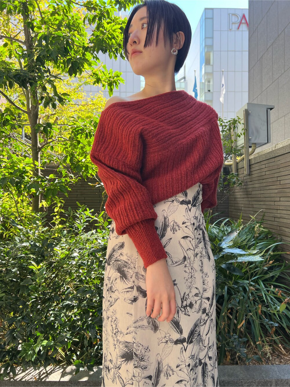 ベージュ系のスカート、ベージュ系のスカート、レッド系のブーツを着用したレディースの秋コーディネートの6枚目の写真