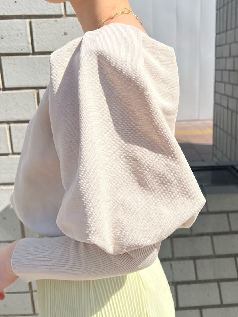 ブルー系のブルゾン、イエロー系のスカート、ベージュ系のニット/セーターを着用したレディースの春コーディネートの10枚目の写真