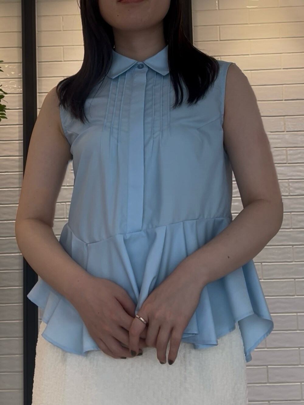 ブルー系のシャツ/ブラウス、ホワイト系のスカートを着用したレディースの夏コーディネートの4枚目の写真