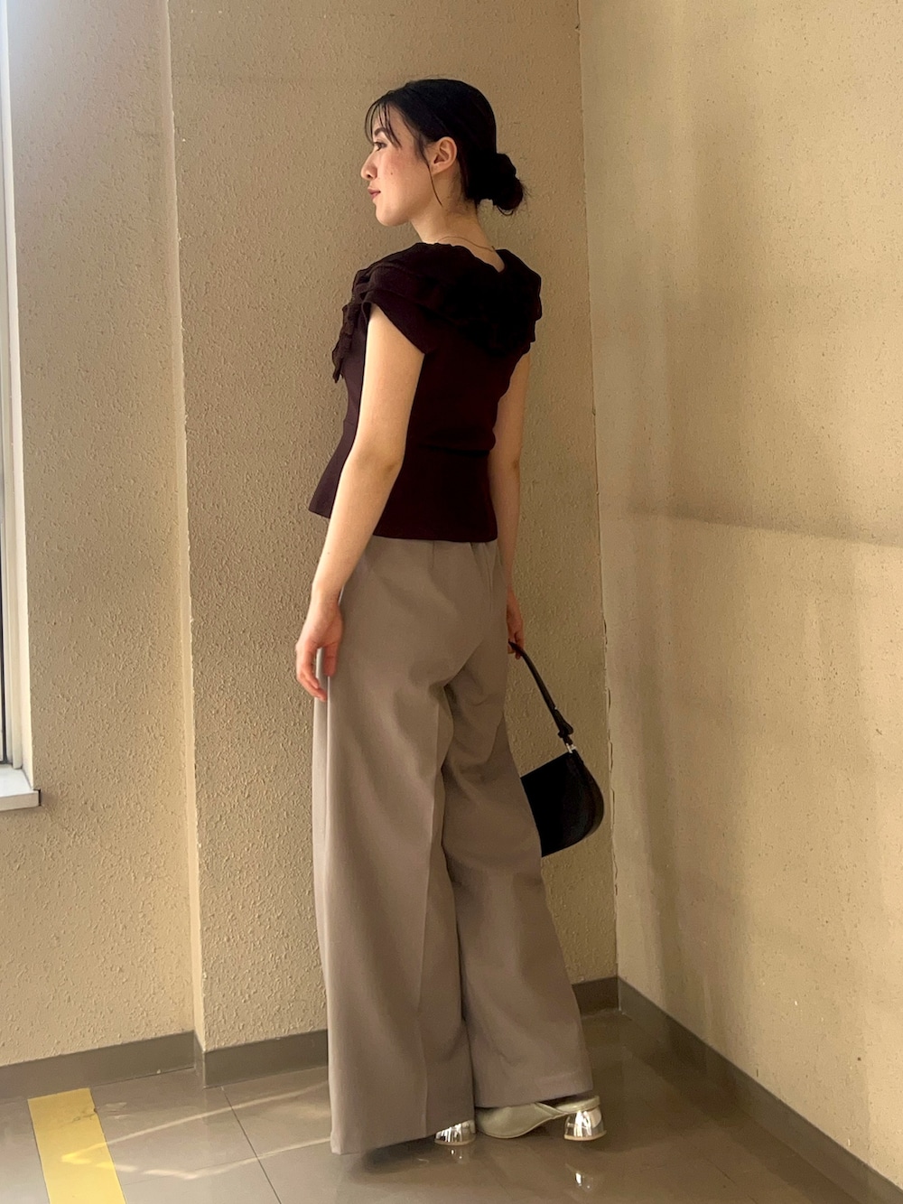 ブラウン系のニット/セーター、ブラウン系のその他パンツ、グリーン系のパンプスを着用したレディースの春コーディネートの2枚目の写真