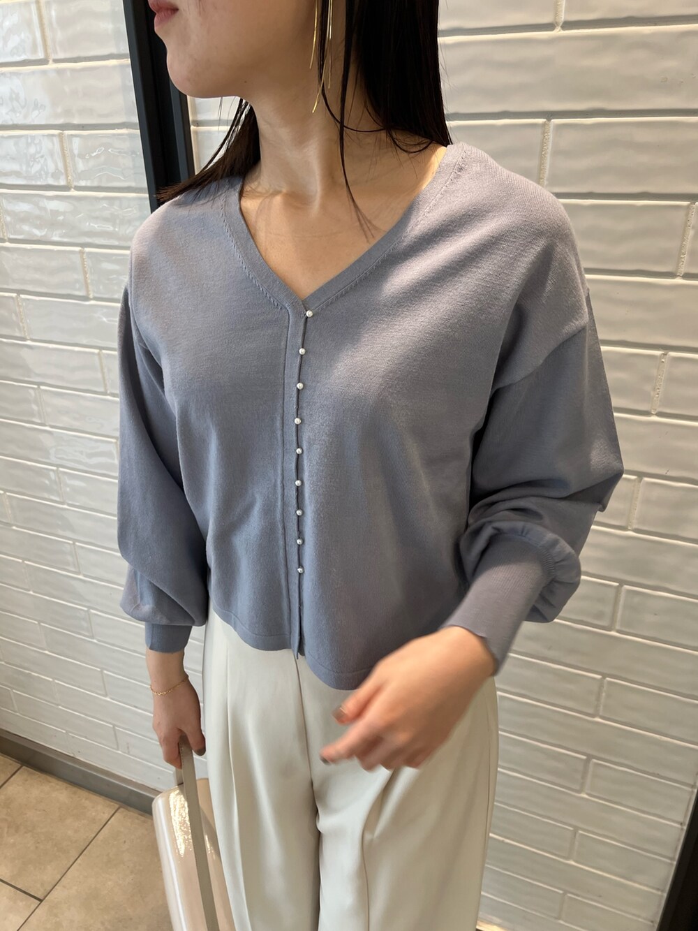 ホワイト系のその他パンツ、ブルー系のニット/セーターを着用したレディースの冬コーディネートの6枚目の写真