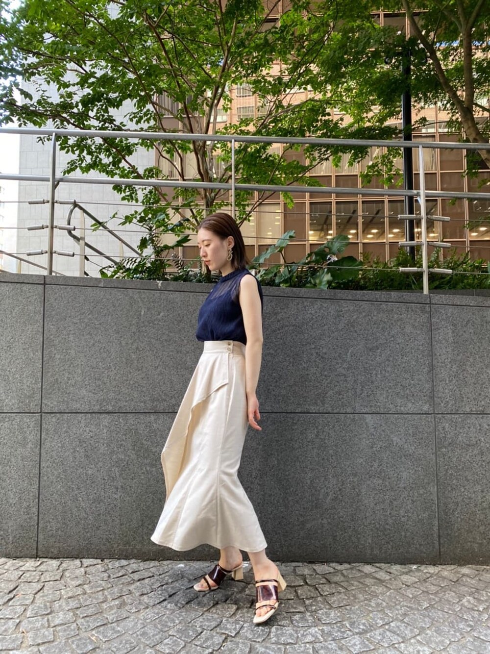 その他のその他シューズ、ブルー系のシャツ/ブラウス、ホワイト系のスカートを着用したレディースの夏コーディネートの2枚目の写真