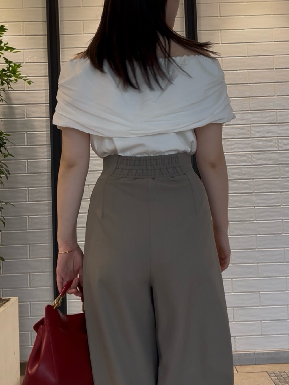 ホワイト系のシャツ/ブラウス、ブラック系のサンダル、ブラウン系のその他パンツを着用したレディースの春コーディネートの6枚目の写真