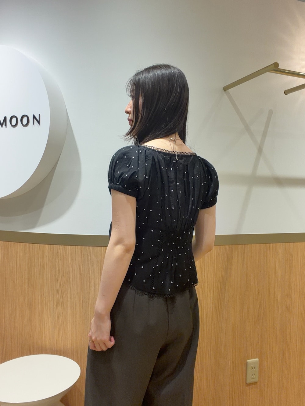 その他のシャツ/ブラウス、グレー系のその他パンツ、ホワイト系のハンドバッグを着用したレディースの春コーディネートの4枚目の写真