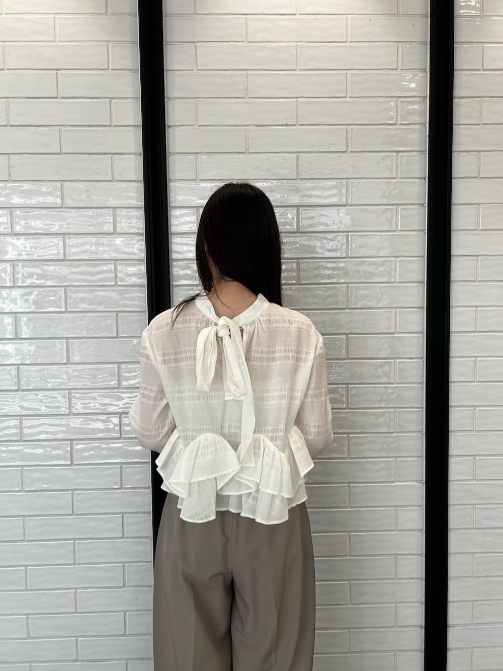 ホワイト系のシャツ/ブラウス、ブラウン系のその他パンツ、ブラック系のパンプスを着用したレディースの春コーディネートの4枚目の写真