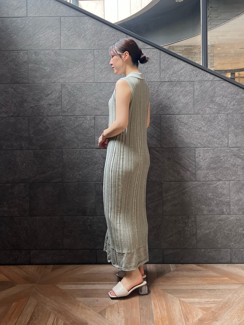 ホワイト系のサンダル、グリーン系のワンピースを着用したレディースの夏コーディネートの2枚目の写真