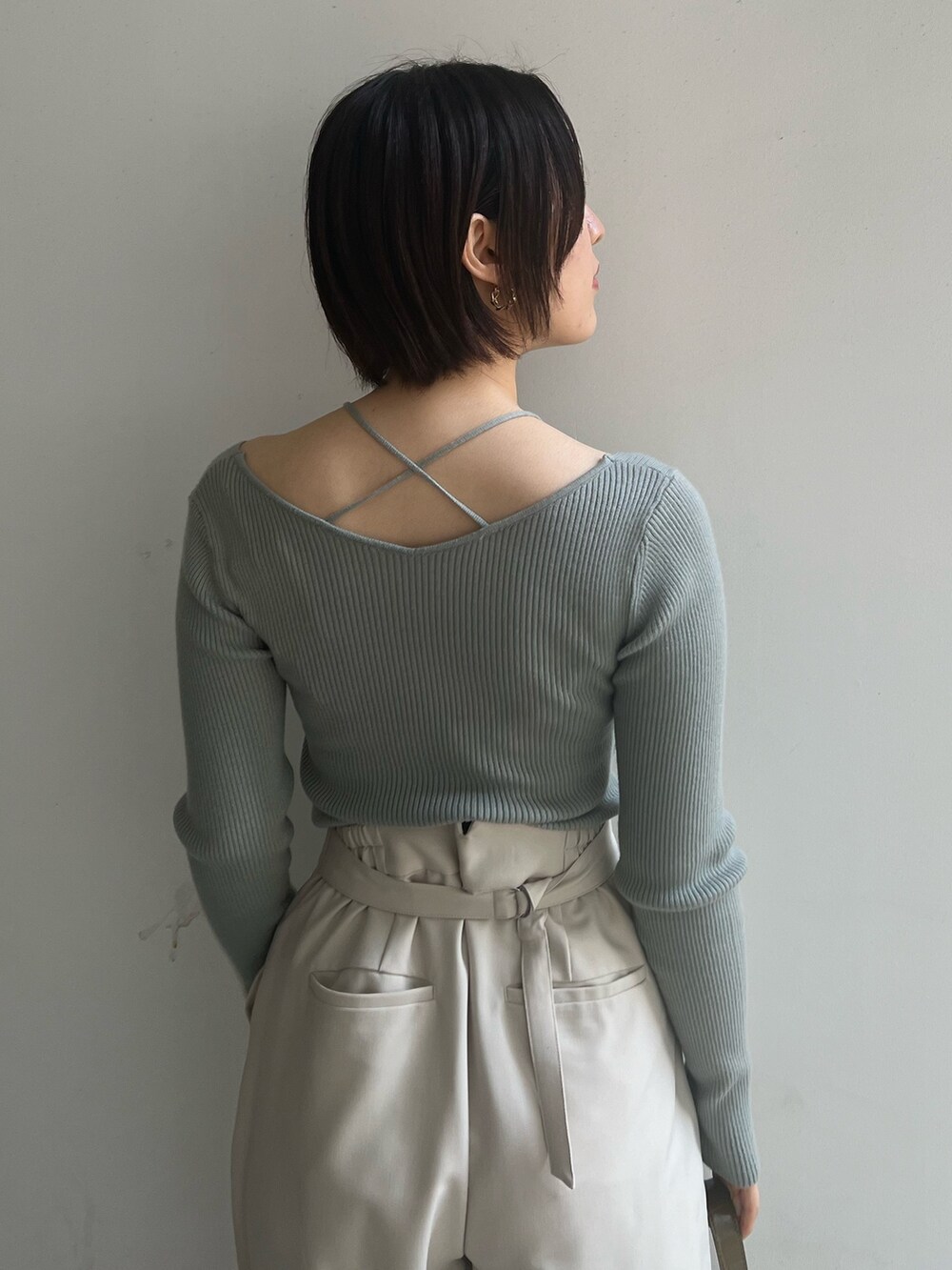 ベージュ系のブーツ、ホワイト系のスラックス、ホワイト系のニット/セーターを着用したレディースの冬コーディネートの4枚目の写真