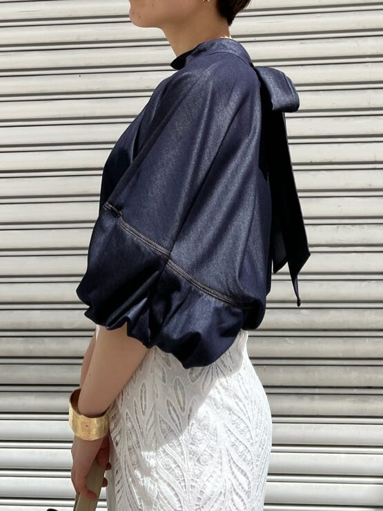 ホワイト系のハンドバッグ、ブルー系のシャツ/ブラウス、ホワイト系のスカートを着用したレディースの春コーディネートの5枚目の写真