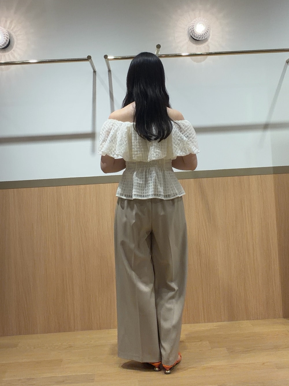 オレンジ系のサンダル、ベージュ系のその他パンツ、ホワイト系のシャツ/ブラウスを着用したレディースの夏コーディネートの3枚目の写真