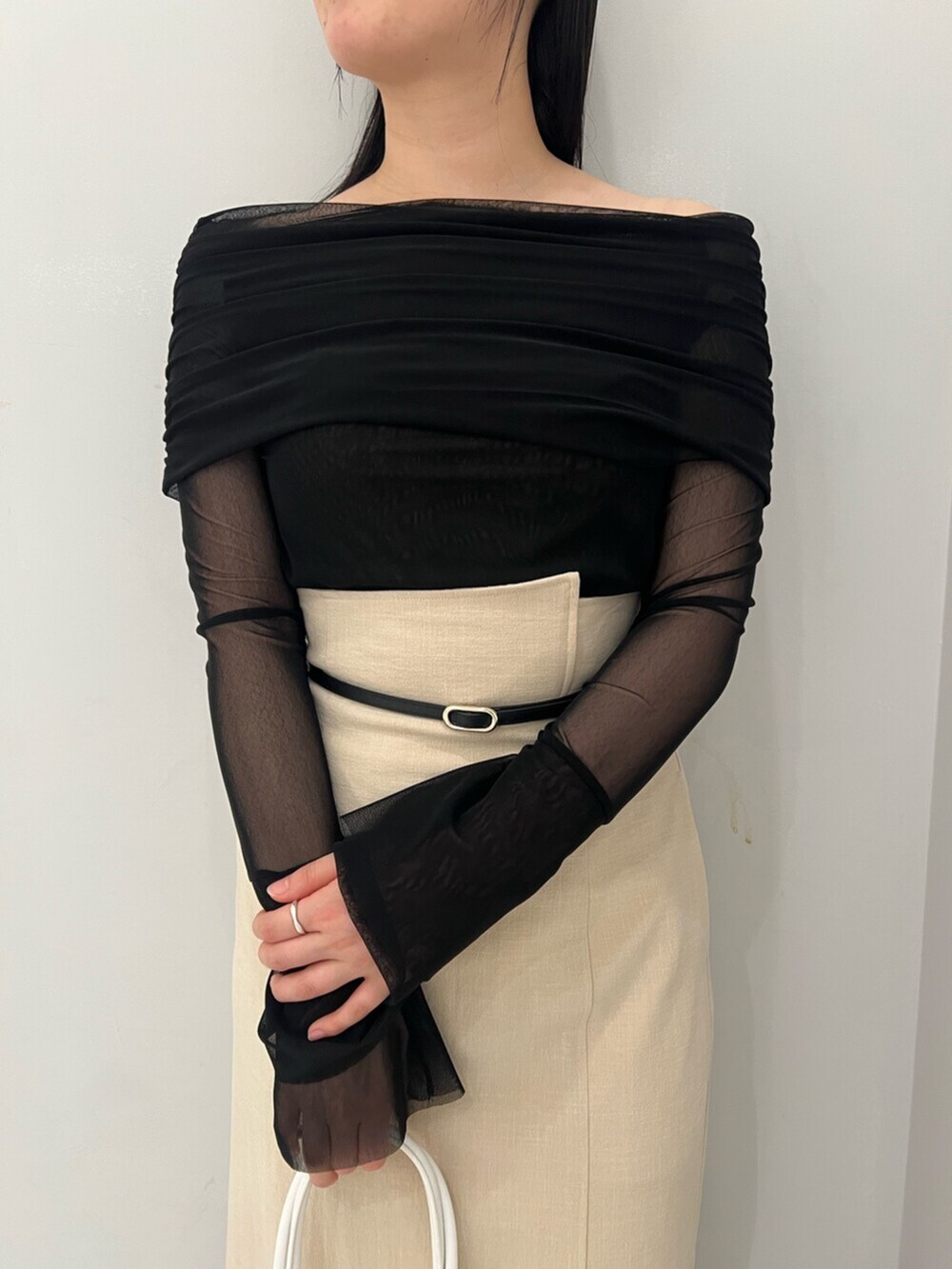 ホワイト系のサンダル、ベージュ系のスカート、ブラック系のTシャツ/カットソーを着用したレディースの春コーディネートの4枚目の写真