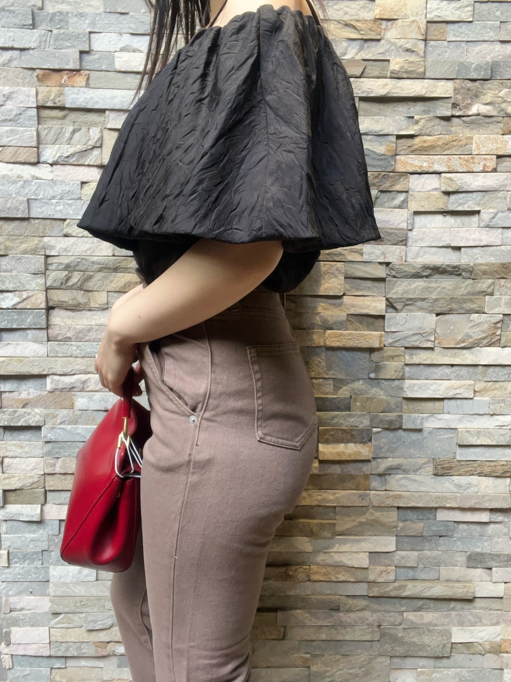 ベージュ系のデニムパンツ、ブラック系のシャツ/ブラウス、ホワイト系のサンダルを着用したレディースの夏コーディネートの6枚目の写真