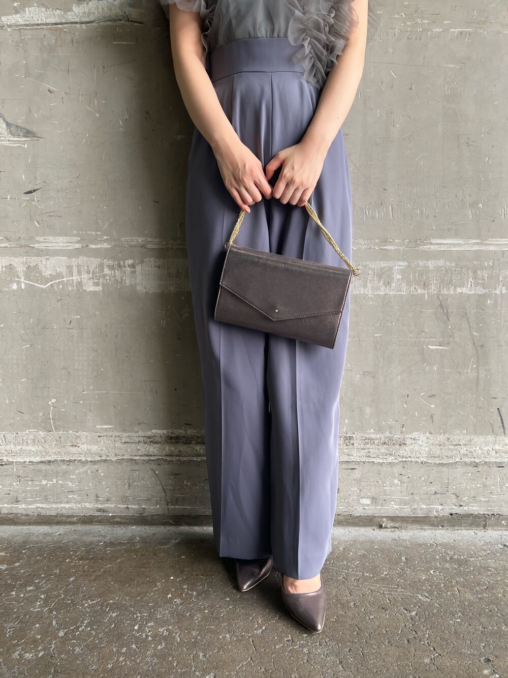 ベージュ系のテーラードジャケット、シルバー系のハンドバッグ、シルバー系のパンプスを着用したレディースの夏コーディネートの8枚目の写真