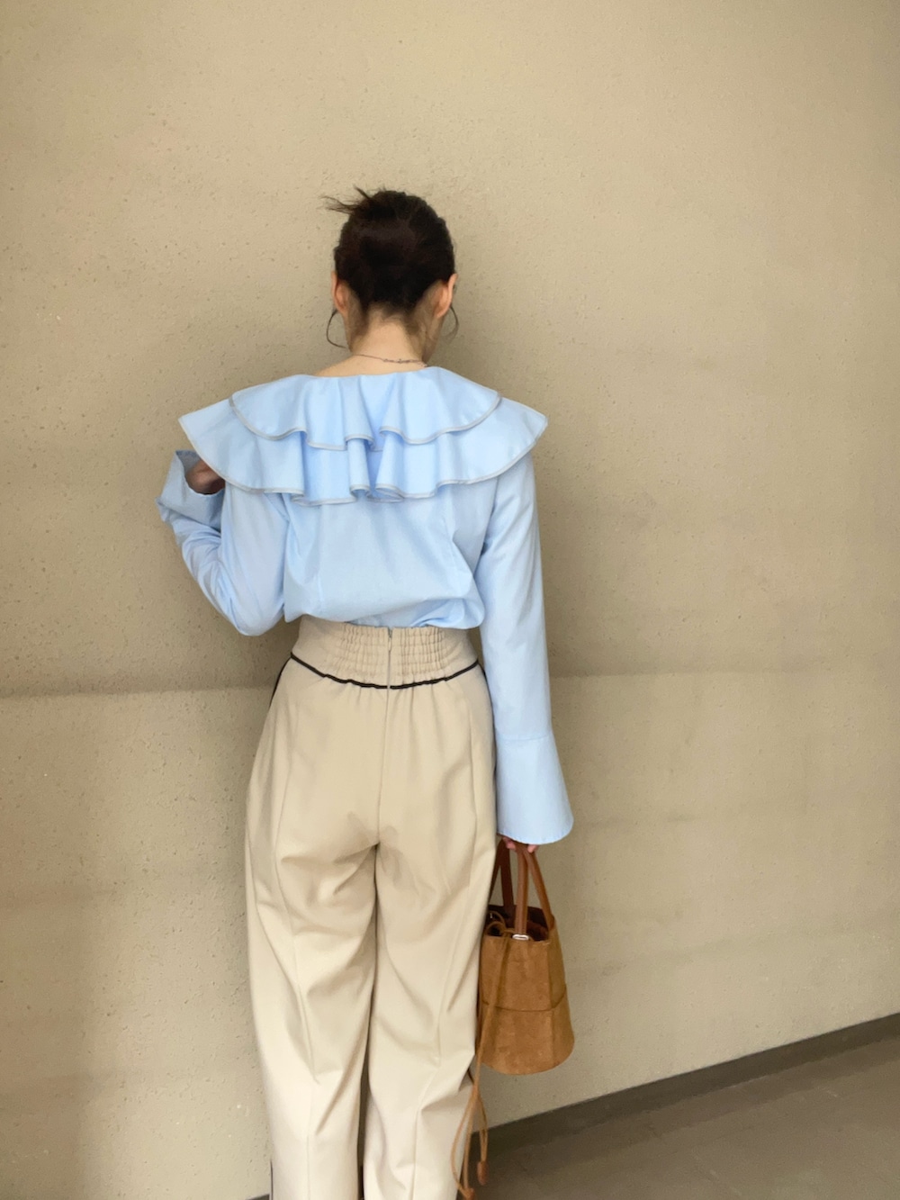 ブルー系のシャツ/ブラウス、ベージュ系のその他パンツ、ブラック系のパンプスを着用したレディースの春コーディネートの5枚目の写真