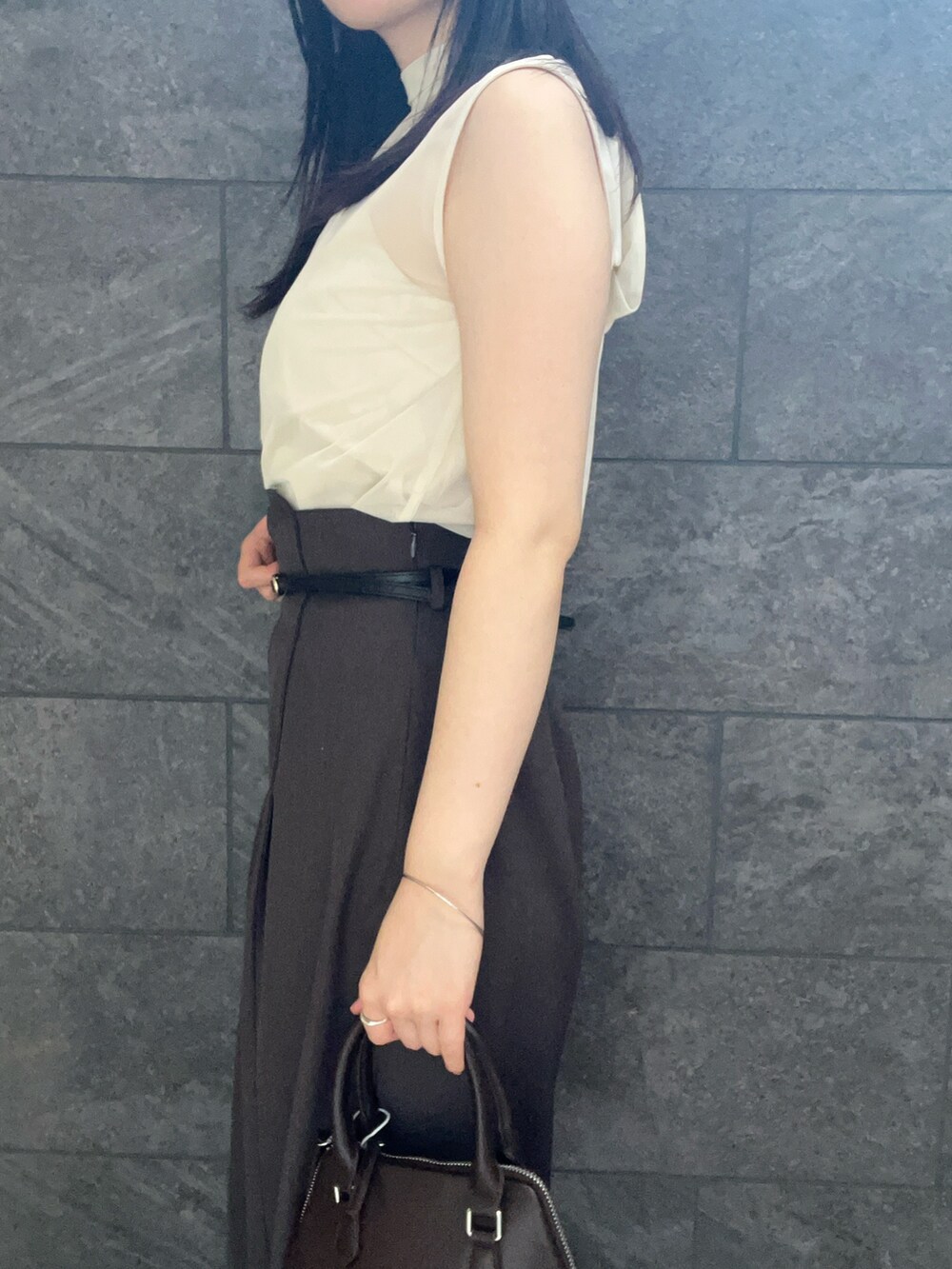 ホワイト系のシャツ/ブラウス、グレー系のその他パンツ、ブラウン系のボストンバッグを着用したレディースの夏コーディネートの5枚目の写真