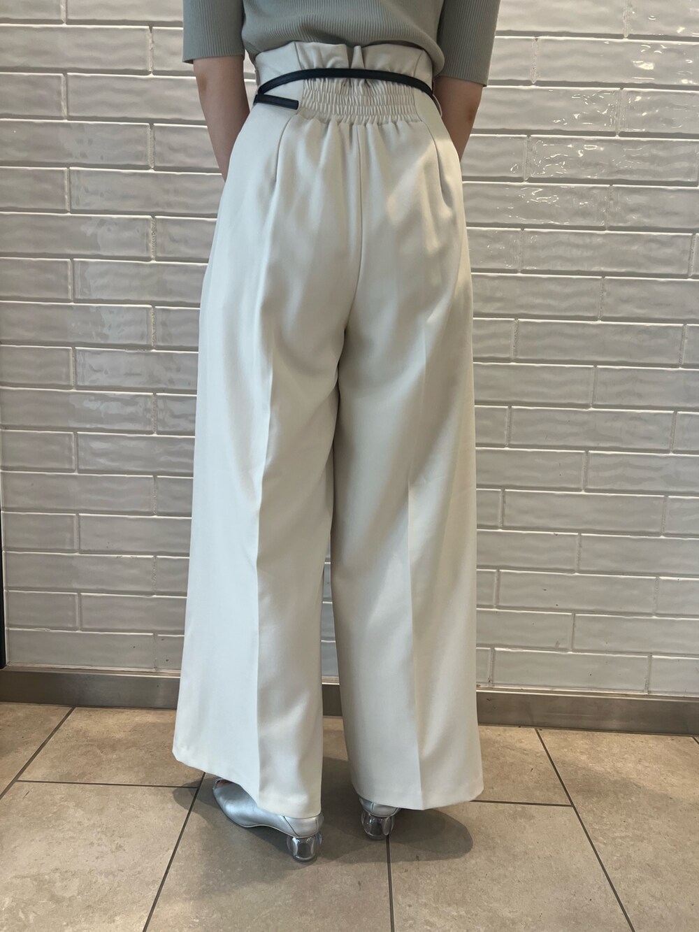 シルバー系のパンプス、グリーン系のニット/セーター、ホワイト系のその他パンツを着用したレディースの秋コーディネートの9枚目の写真