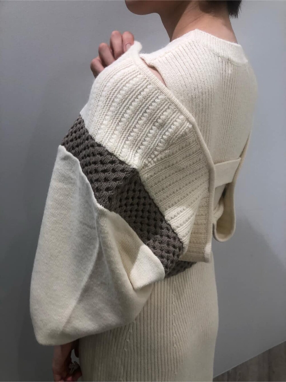 ベージュ系のその他シューズ、ホワイト系のワンピース、ホワイト系のハンドバッグを着用したレディースの秋コーディネートの4枚目の写真