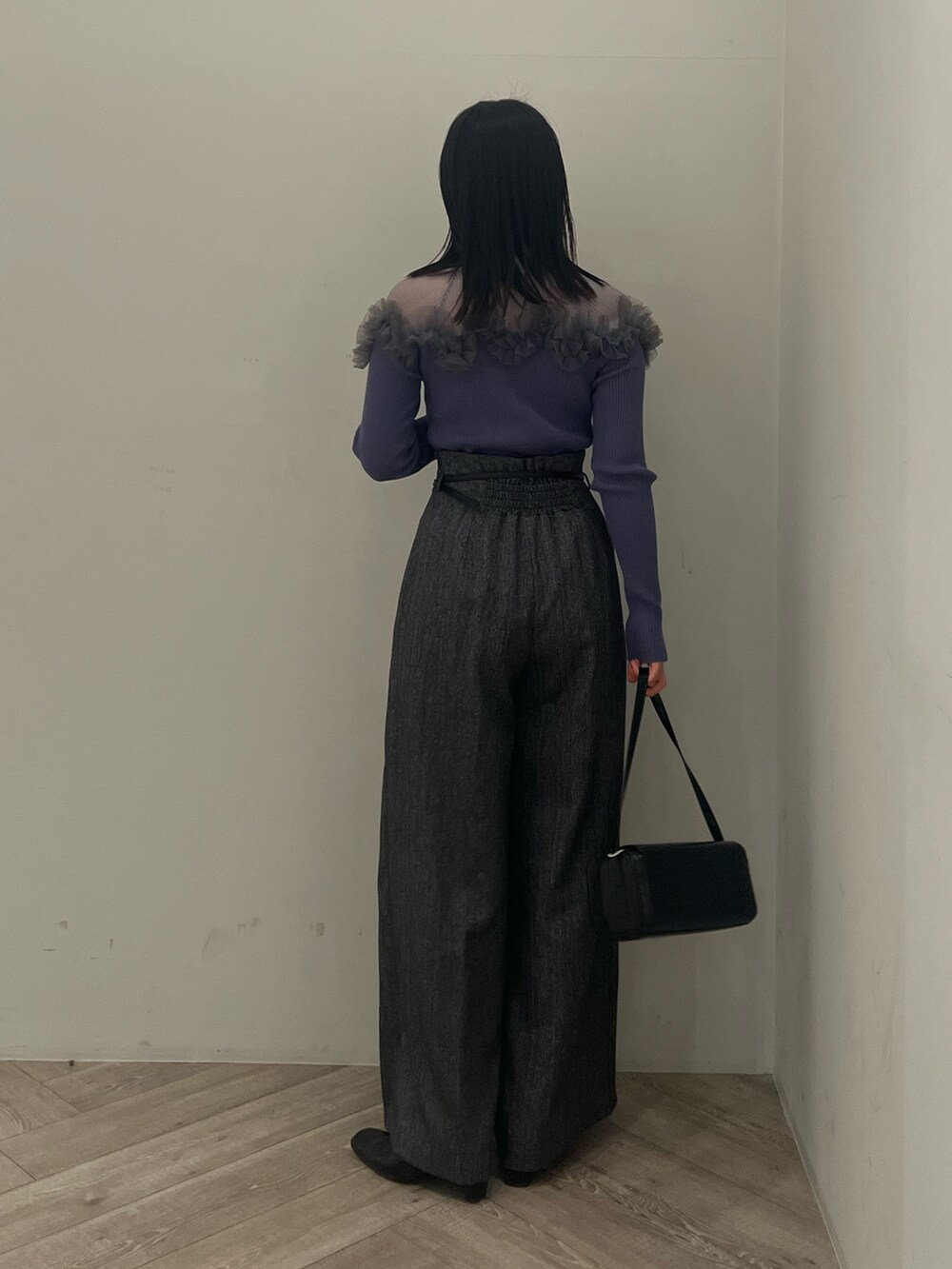 ブルー系のニット/セーター、グレー系のその他パンツを着用したレディースの冬コーディネートの3枚目の写真