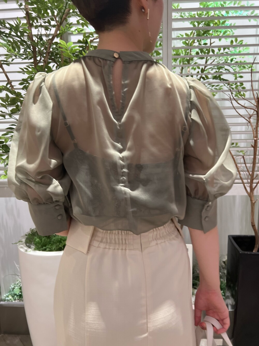 ベージュ系のサンダル、ホワイト系のショルダーバッグ、ホワイト系のスカートを着用したレディースの夏コーディネートの7枚目の写真