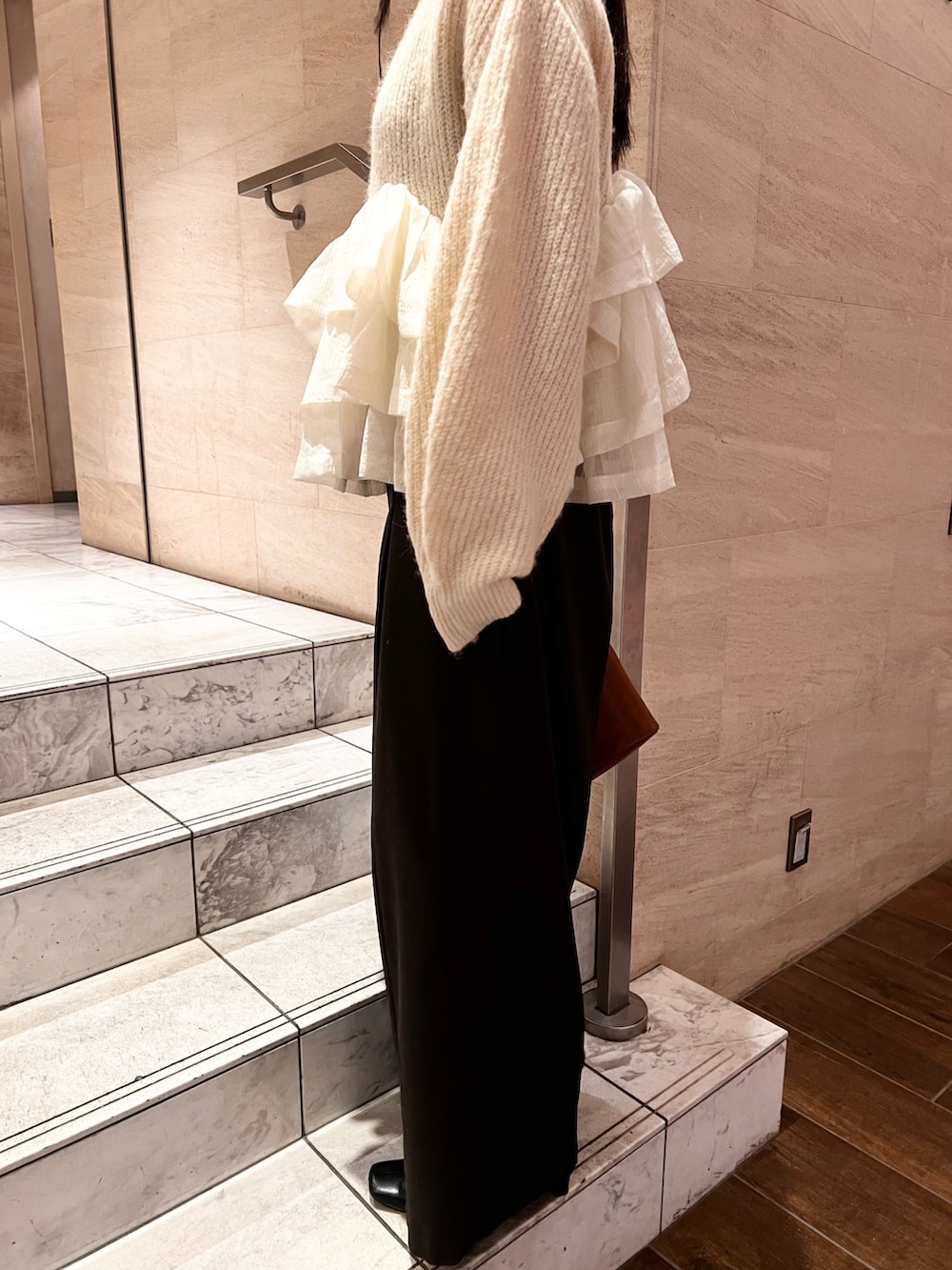 ホワイト系のニット/セーター、グレー系のその他パンツ、イエロー系のハンドバッグを着用したレディースの冬コーディネートの5枚目の写真