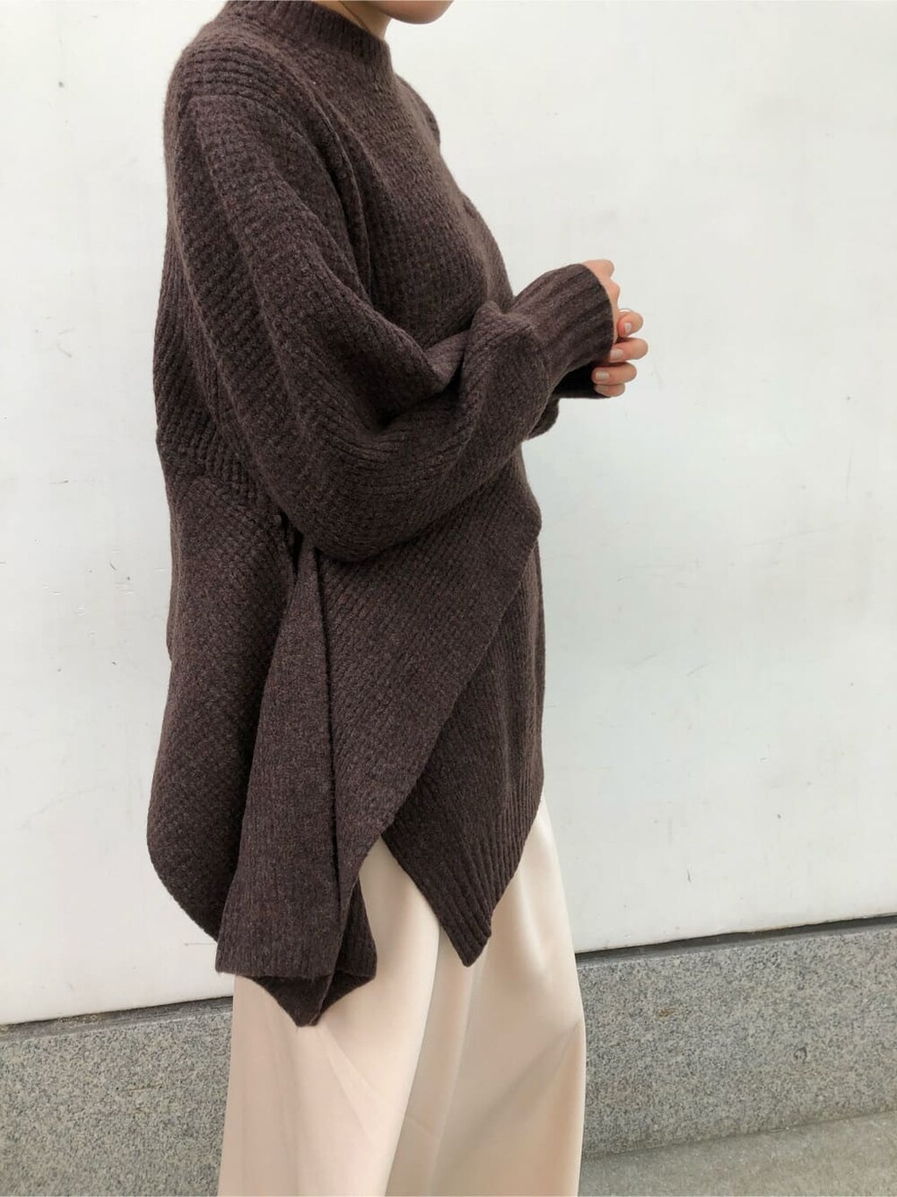 ベージュ系のニット/セーター、ホワイト系のスカート、ベージュ系のその他シューズを着用したレディースの秋コーディネートの4枚目の写真