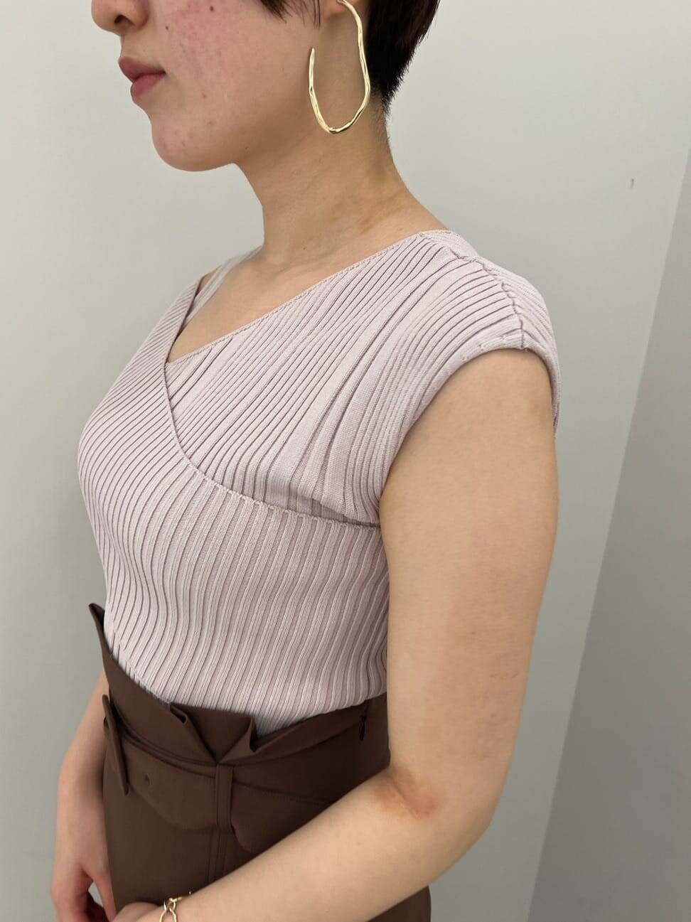 グリーン系のサンダル、ホワイト系のショルダーバッグ、ブラウン系のスカートを着用したレディースの春コーディネートの8枚目の写真